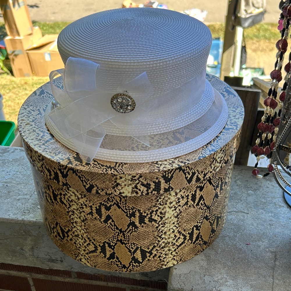 Elegant White Hat with Snake Print Box